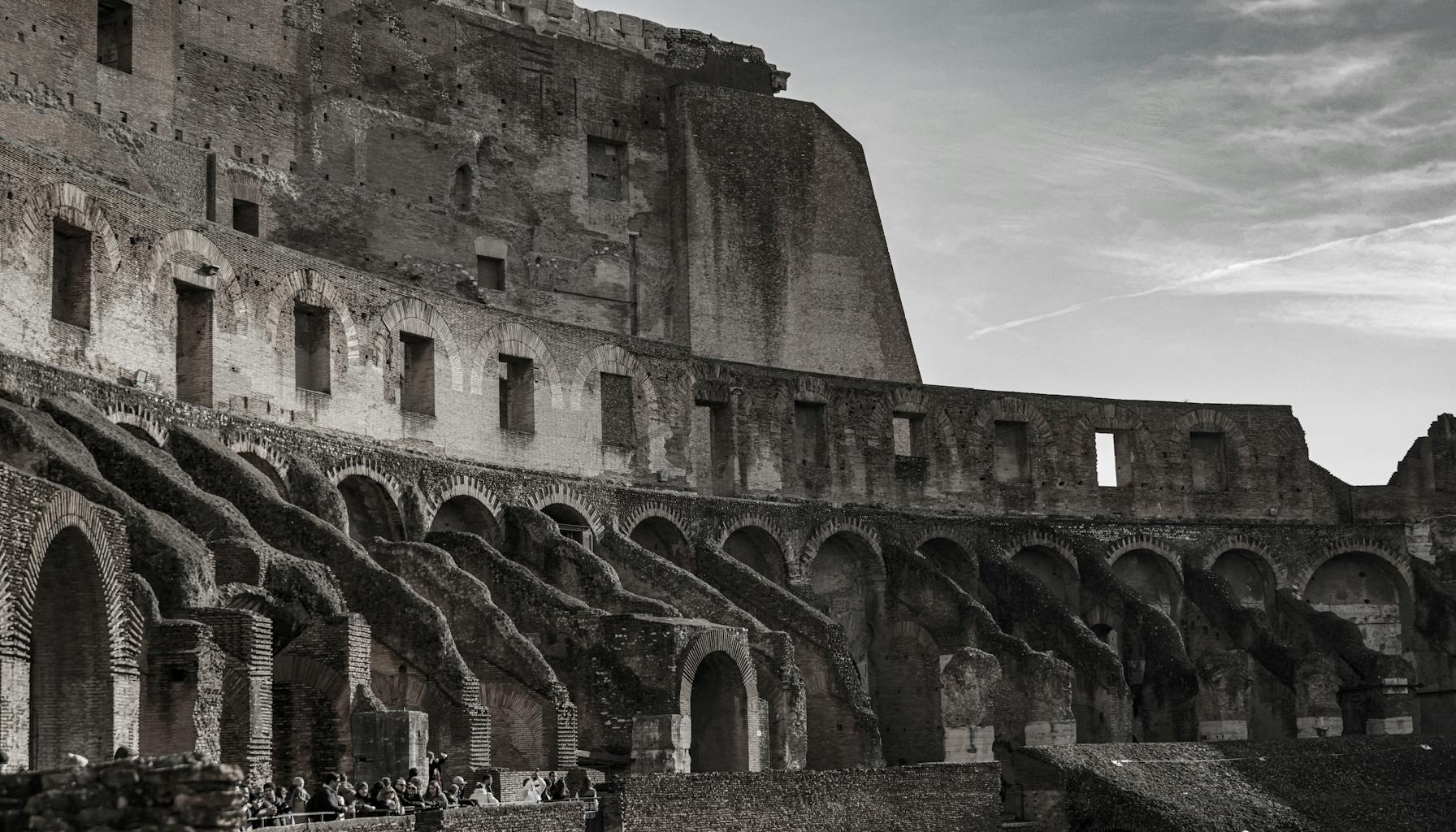 Explore the ancient architecture of the Roman Colosseum with its iconic arches and stonework. — Foto: Magda Ehlers (Pexels)