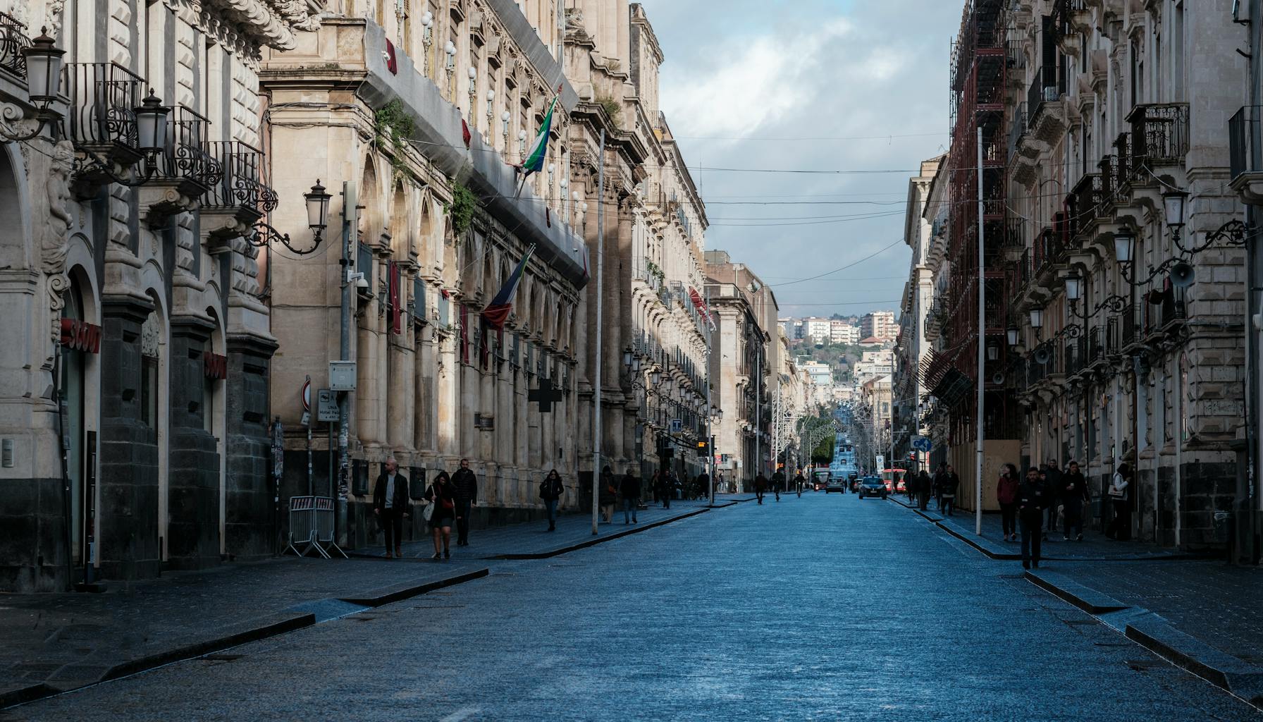 Explore the architectural beauty of a historic street in Catania, Sicily, Italy, captured during the day. — Foto: pierre matile (Pexels)