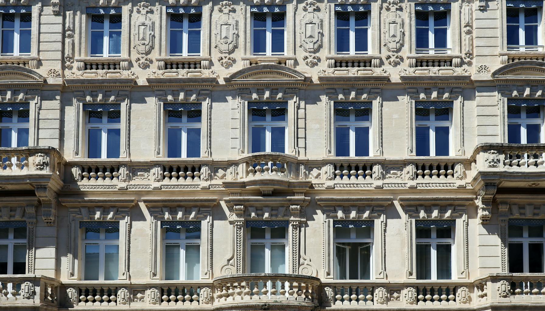 Detailed view of a historic building facade in Avignon, showcasing classic French architecture. — Foto: Jean Fabien Pagano (Pexels)