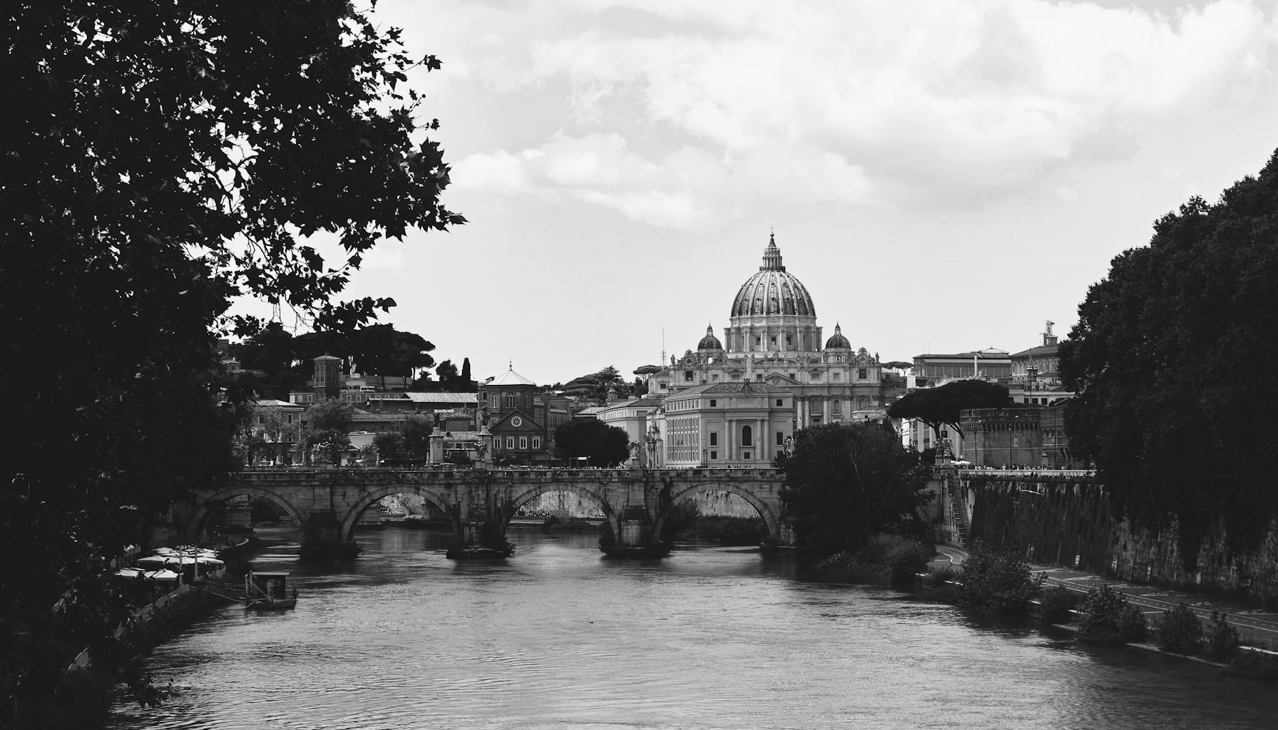 A stunning black and white panoramic view of Rome featuring the Tiber River and Saint Peter's Basilica. — Foto: C1 Superstar (Pexels)