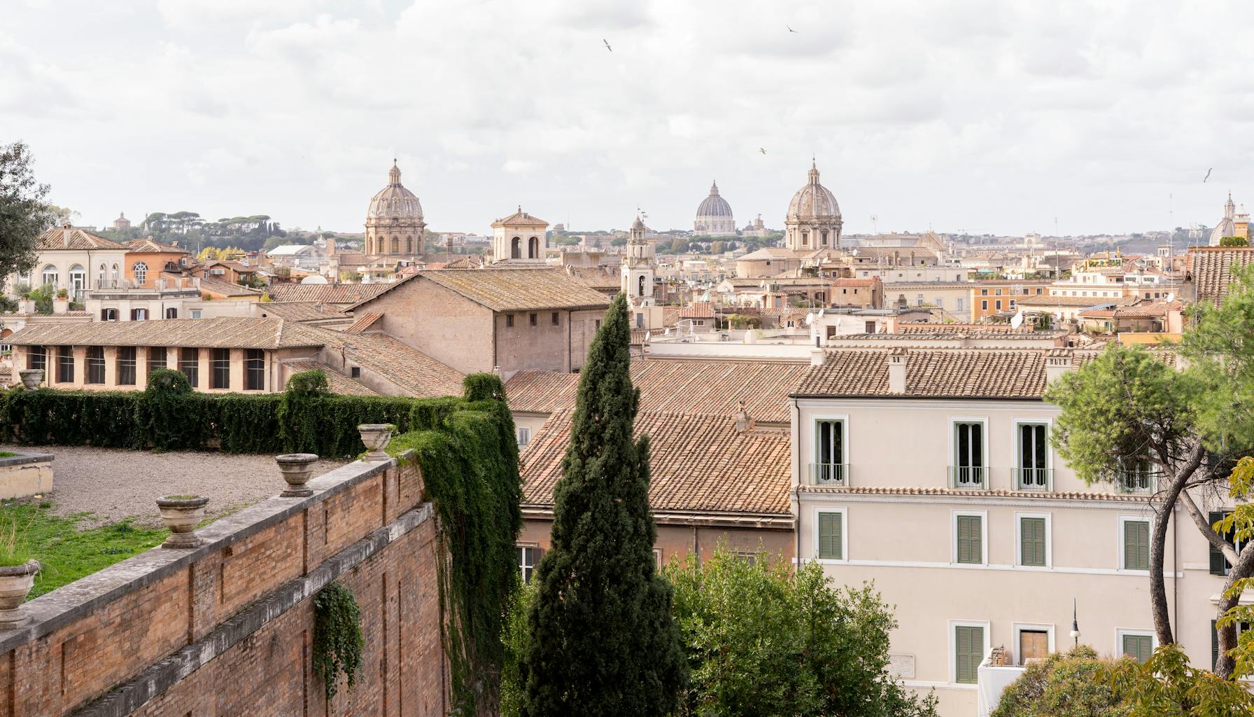 Explore the magnificent cityscape of Rome with its iconic domes and historic architecture. — Foto: Anastasiya Badun (Pexels)