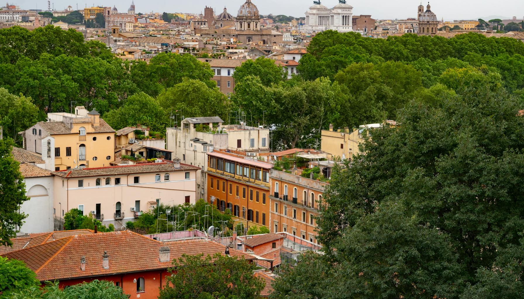 Beautiful aerial view of Rome's skyline featuring historic architecture and lush greenery, showcasing iconic landmarks. — Foto: Jim M. (Pexels)
