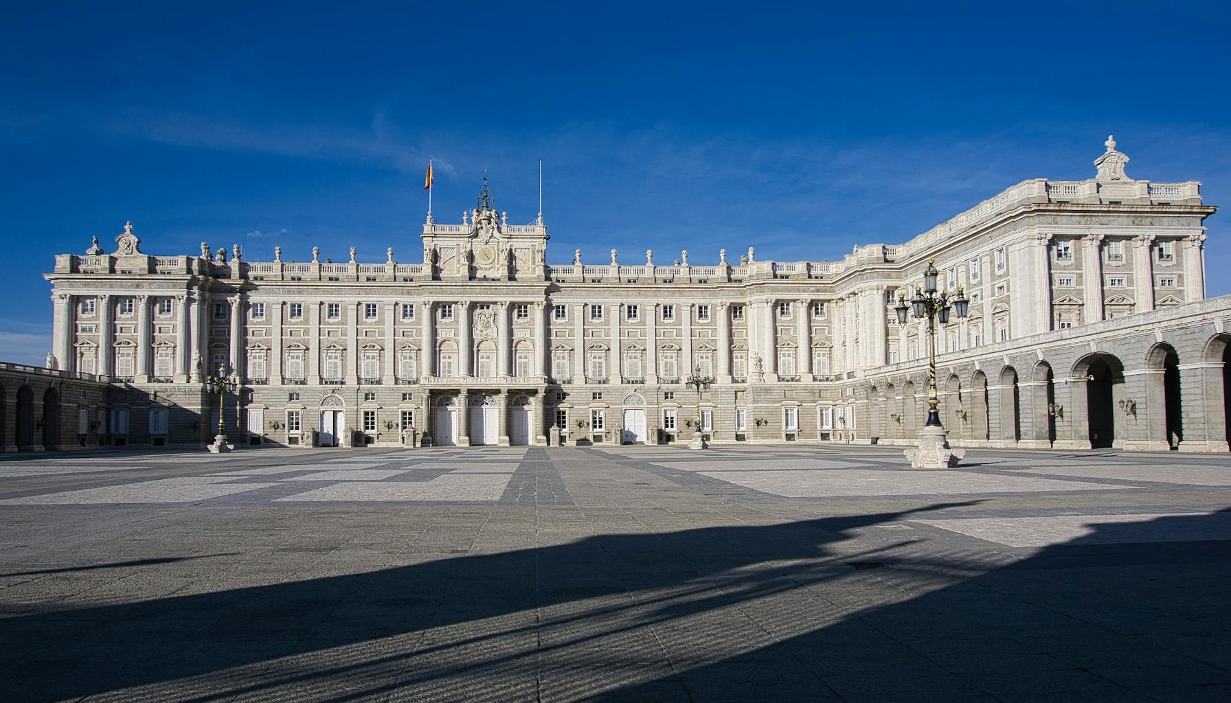 Explore the architectural beauty of the Royal Palace of Madrid on a clear day. — Foto: JOSE GALLARDO (Pexels)