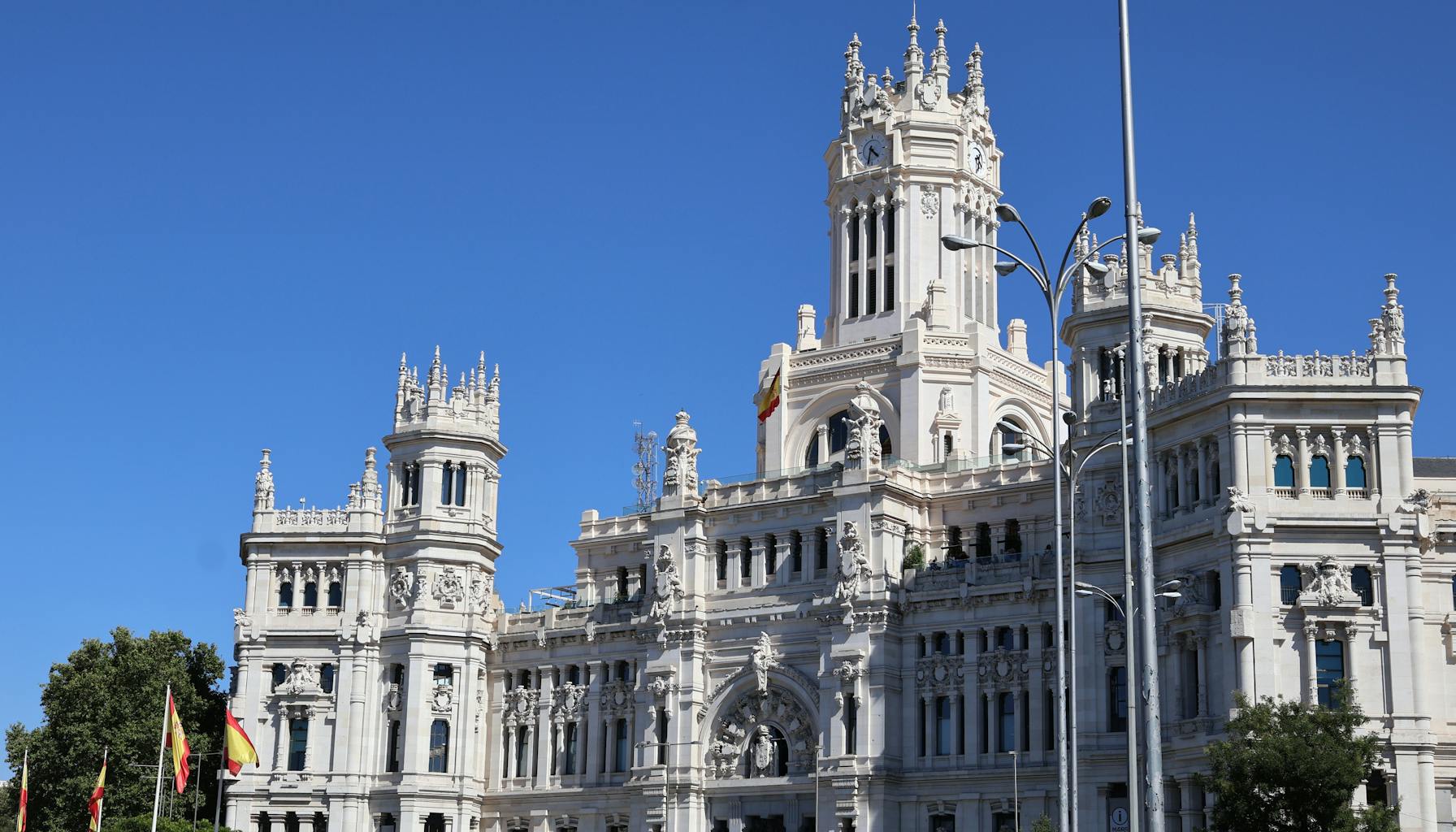 Stunning view of Palacio de Cibeles, a landmark in Madrid, Spain, under a clear blue sky. — Foto: Travel Photographer (Pexels)