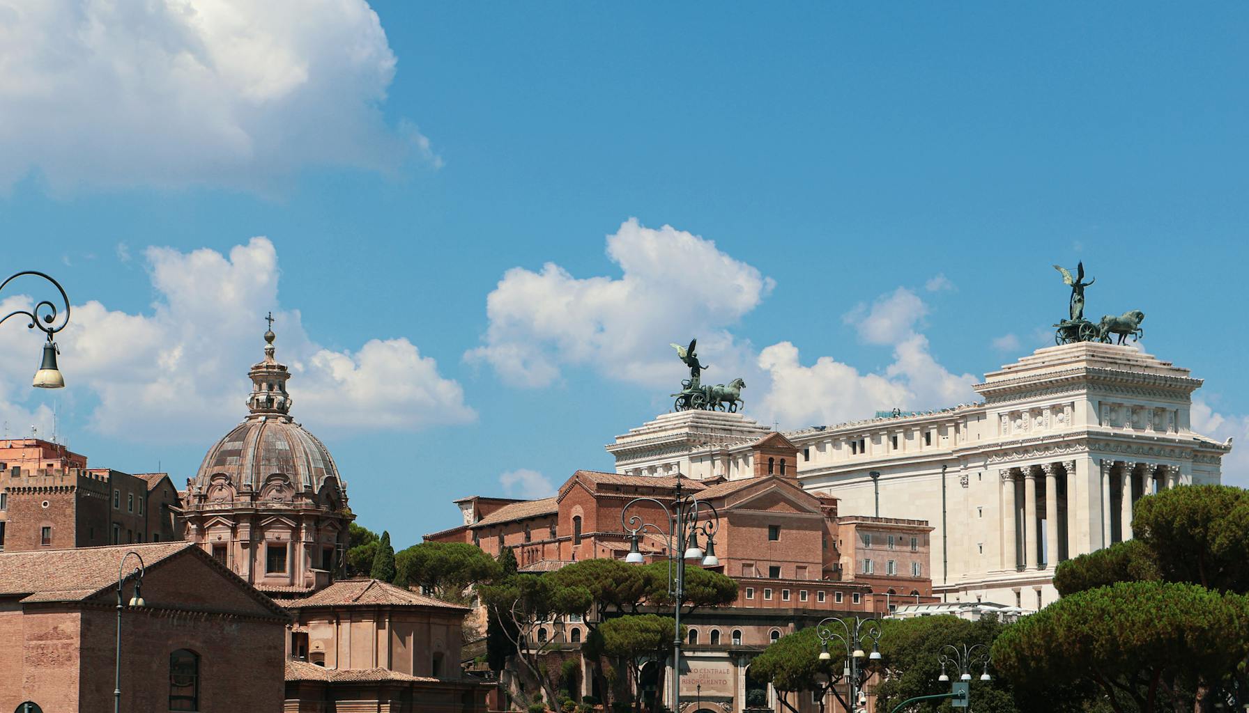 Experience the classic beauty of Rome's iconic buildings against a clear blue sky. — Foto: C1 Superstar (Pexels)